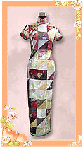 用上過千種名貴中國真
絲織綿布拼在一起，用
三角型造上中國旗袍，
極富懷舊古樸風味，亦
算一絕也。